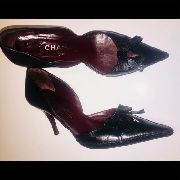 CHANEL Shoes - CHANEL black heels pumps leather logo cc